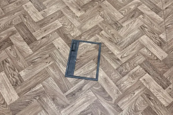 Herringbone set out around a floor box, laid tight to the pattern